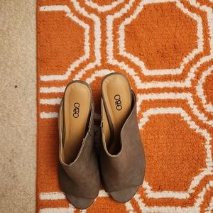 Women Size 7 Block heel gray shoe